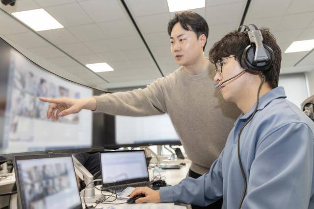 4월 19일 경기 용인시 삼성전자 인재개발원에서 삼성전자 감독관이 상반기 삼성직무적성검사 응시자를 대상으로 예비 소집을 진행하고 있다. 삼성전자 제공