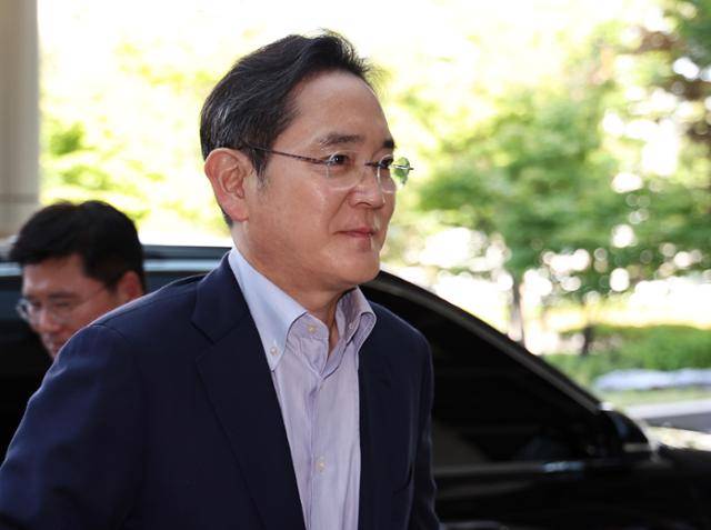 이재용 삼성전자 회장이 24일 서울 강서구 김포비즈니스항공센터에서 한미 정상회담 경제사절단 동행을 위해 미국으로 출국하고 있다. 뉴스1