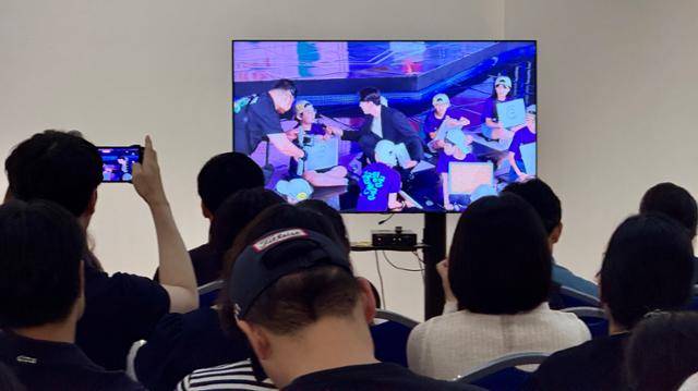 23일 대전 TJB대전방송 1층에 마련된 공간에서 학부모들이 전국 어린이 한글대왕 선발대회 본선 과정을 모니터로 지켜보고 있다. 정민승 기자