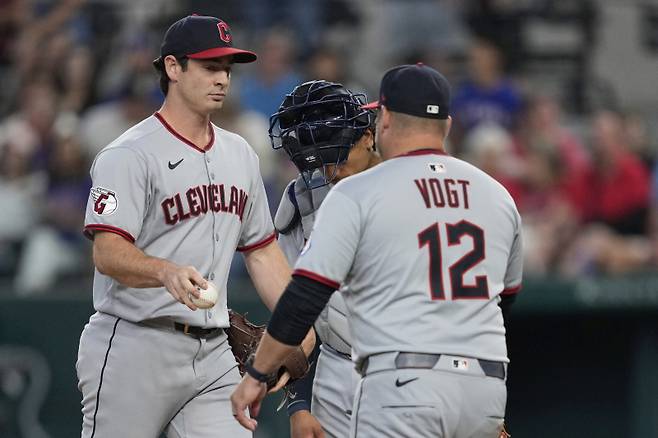 <yonhap photo-1648=""> Cleveland Guardians starting pitcher Gavin Williams turns the ball over to manager Stephen Vogt (12) as he leaves the mound in the fourth inning of a baseball game against the Texas Rangers Sunday, Aug. 24, 2025, in Arlington, Texas. (AP Photo/Tony Gutierrez)/2025-08-25 05:07:39/ <저작권자 ⓒ 1980-2025 ㈜연합뉴스. 무단 전재 재배포 금지, AI 학습 및 활용 금지></yonhap>