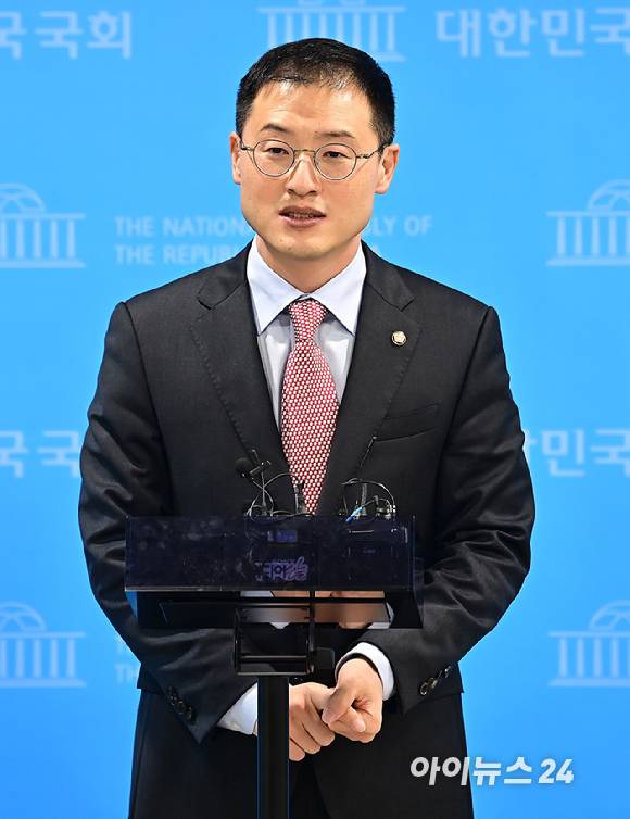 김상욱 더불어민주당(당시 국민의힘) 의원이 지난 1월 9일 오전 서울 여의도 국회 소통관에서 6·10민주항쟁 국경일 지정 법안 제안 기자회견을 마치고 탈당 권유 관련 질의에 답변하고 있다. [사진=곽영래 기자]