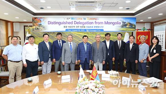 26일 경주시청 대외협력실에서 주낙영 경주시장이 몽골 대표단과 기념촬영을 하고 있다. [사진=경주시청]