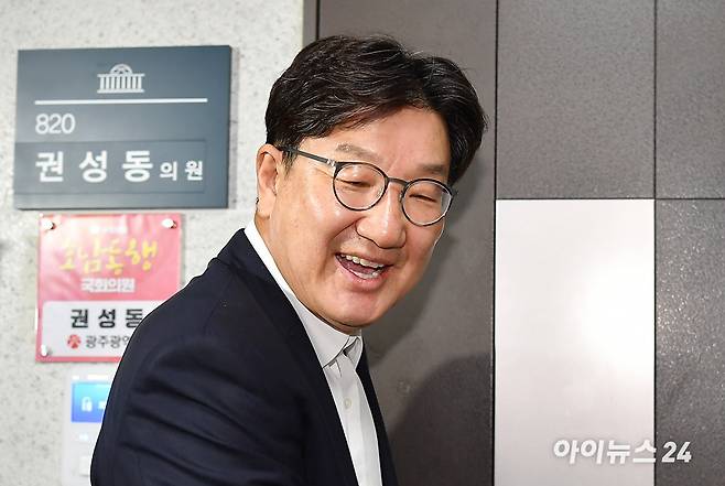 권성동 국민의힘 의원이 18일 자신의 의원실 앞에서 특검의 압수수색 관련 입장을 밝히고 있다. [사진=곽영래 기자]