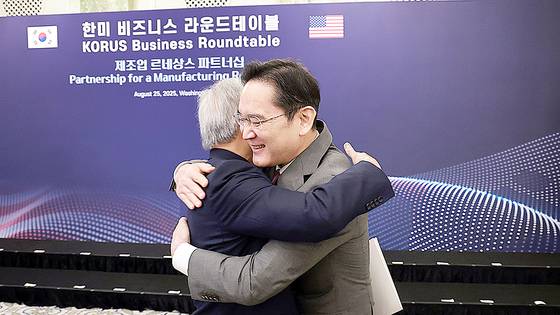 이재용 삼성전자 회장이 25일(현지시간) 미국 워싱턴DC 윌라드 호텔에서 열린 한미 비즈니스 라운드 테이블에서 젠슨 황 엔비디아 최고경영자와 포옹하고 있다. 연합뉴스