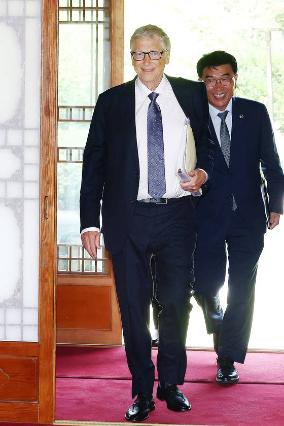 빌게이츠(Bill Gates) 게이츠재단 이사장이 21일 오전 김민석 국무총리와의 오찬회담을 앞두고 서울 삼청동 국무총리 서울공관으로 들어서고 있다 . 청사사진기자단