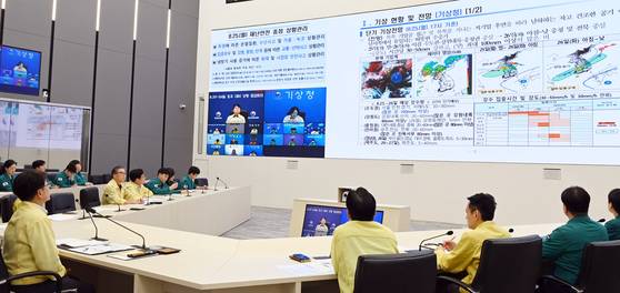 김광용 행정안전부 재난안전관리본부장이 25일 정부세종청사 중앙재난안전상황실에서 호우 대비 상황 점검회의를 주재하고 있다. 연합뉴스