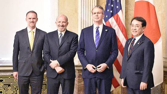 아카자와 료세이 일본 경제재생담당상(오른쪽)이 지난 5월 미국에서 스콧 베센트 재무장관, 하워드 러트닉 상무장관, 제이미슨 그리어 미국무역대표부(USTR) 대표와 사진을 촬영하고 있다. AFP=연합뉴스