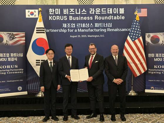 삼성중공업이 25일(현지시간) 한미정상회담이 열린 미국 워싱턴DC에서 비거마린그룹(Vigor Marine Group)과 전략적 파트너십(MOU)를 체결했다. 왼쪽부터 김정관 산자부 장관, 최성안 삼성중공업 대표, 프란체스코 발렌테 비거마린그룹 대표, 하워드 러트닉 미 상무부 장관. 사진 삼성중공업