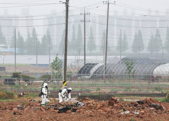 지난 2023년 5월 6일 주한미군 F-16 전투기 1대가 추락한 경기도 평택시 팽성읍 노와리의 한 농지에서 관계자들이 분주하게 움직이고 있다. 연합뉴스