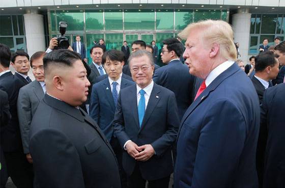 2019년 6월 30일 진행된 남북미 판문점 회동에서 이야기를 나누는 문재인 당시 대통령(가운데), 트럼프 미국 대통령(오른쪽), 김정은 위원장. 연합뉴스