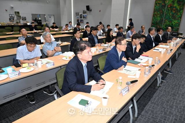 ▲ 강원지역현안세미나 ‘동해안지역 물 부족의 항구적 해결을 위한 토론회’가 26일 강원연구원 리버티홀에서 열렸다. 김정호 기자