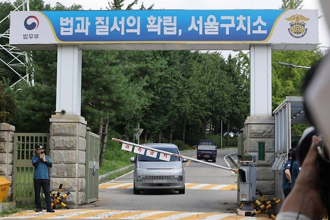 김건희 여사 관련 의혹을 수사하는 민중기 특별검사팀이 7일 윤석열 전 대통령의 체포에 실패한 뒤 경기도 의왕시 서울구치소를 나서고 있다./사진=연합뉴스