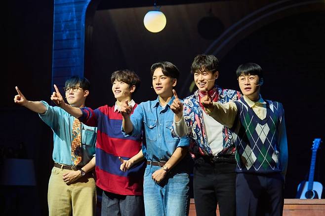 뮤지컬 '다시, 동물원'의 한 장면. 왼쪽부터 박기영, 박경찬, 그 친구(김광석), 유준열, 김창기 역을 맡은 배우들이 포즈를 취하고 있다./사진=하트앤마인드
