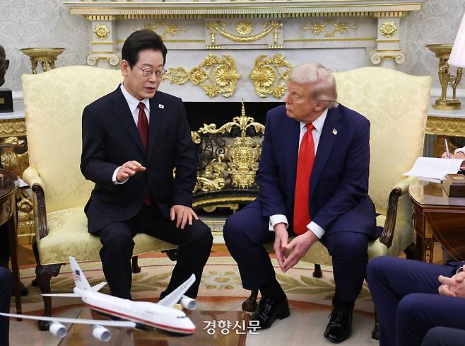 이재명 대통령이 25일(현지시간) 미국 워싱턴DC 백악관 오벌 오피스에서 도널드 트럼프 미국 대통령과 한미 정상회담을 하고 있다. 김창길 기자