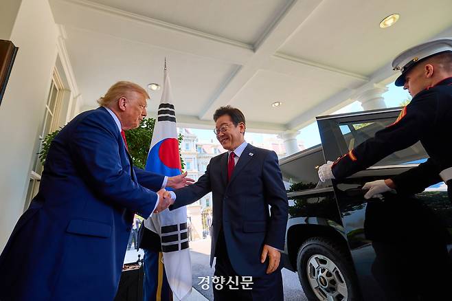 한미정상회담 참석차 미국을 방문한 이재명 대통령이 25일(현지시간) 워싱턴DC 백악관에서 도널드 트럼프 미국 대통령과 인사하고 있다. 김창길 기자