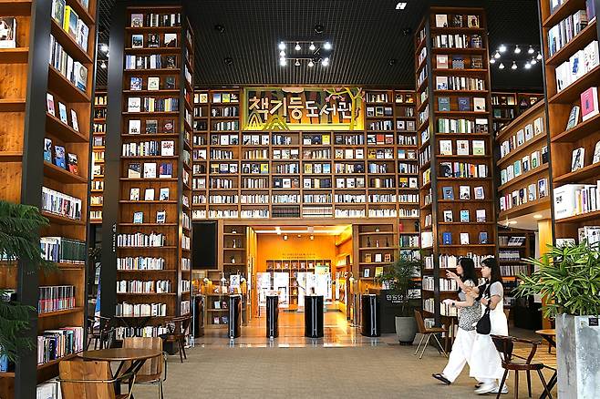 전주시청로비에 자리한 책기둥도서관. 한국관광공사 제공