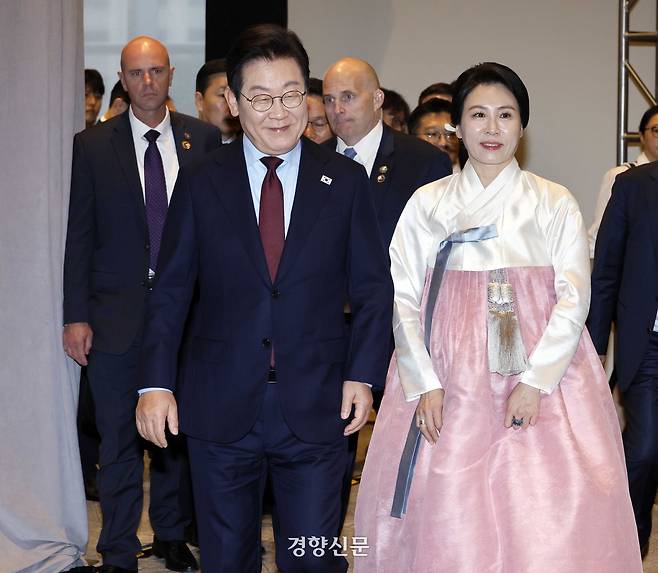 이재명 대통령과 김혜경 여사가 24일(현지시간) 미국 워싱턴DC의 한 호텔에서 열린 재미동포 만찬 간담회에 참석하고 있다. 김창길 기자