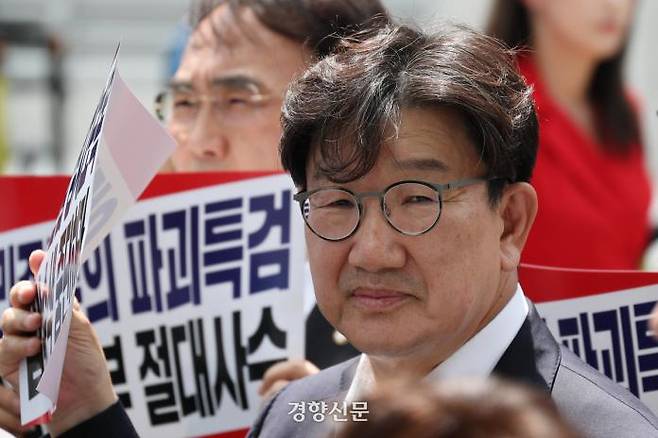 권성동 국민의힘 의원이 지난 18일 김건희 여사 관련 의혹을 수사하는 민중기 특별검사팀 사무실이 있는 서울 종로구 KT 광화문웨스트빌딩 앞에서 열린 현장 비상의원총회에 참석해 있다. 성동훈 기자