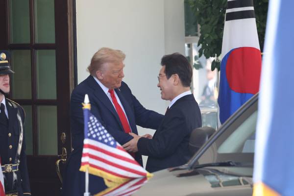 이재명 대통령이 25일(현지시간) 한미 정상회담을 위해 미국 워싱턴 DC 백악관에 도착해 도널드 트럼프 미국 대통령과 악수하고 있다. 연합뉴스