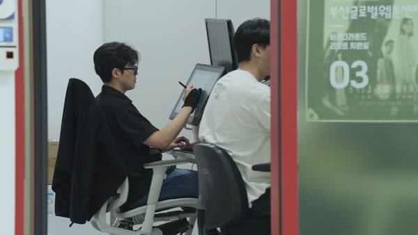 부산 수영구에 위치한 비콘그라운드 리모트 지원실에서 작업하고 있는 양재승 웹툰 작가. 김진철PD
