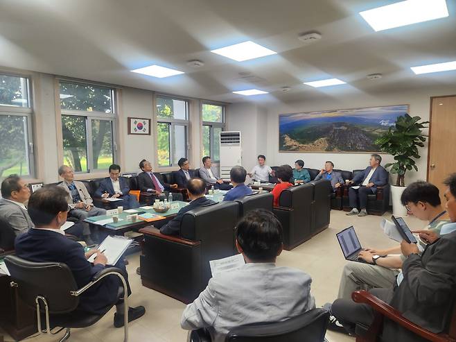 The Constitution Association of Korea, an organization of former lawmakers, holds a roundtable discussion on constitutional reform with about 10 civic groups and academic societies at its office in Yeouido, western Seoul, on July 24. [CONSTITUTION ASSOCIATION OF KOREA]