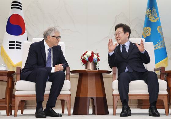 President Lee Jae Myung, right, speaks with Bill Gates, chair of the Gates Foundation, in a meeting at the Yongsan presidential office in central Seoul on Aug. 21. [JOINT PRESS CORPS]
