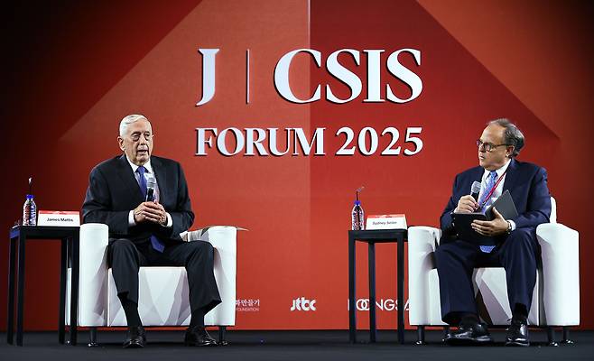 Former U.S. Defense Secretary James Mattis, left, talks to former U.S. National Intelligence Officer Sydney Seiler during the 14th JoongAng-CSIS Forum at the Shilla Hotel in Jung District, central Seoul, on Aug. 26. [KIM JONG-HO]