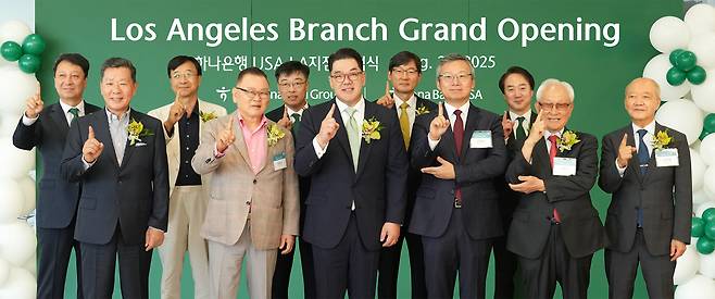 Lee Eun-hyung, vice chairman of Hana Financial Group, third from left in the first row, poses for a photo with business executives at the opening ceremony for Hana Bank USA's new branch in Los Angeles on Aug. 25. [HANA FINANCIAL GROUP]