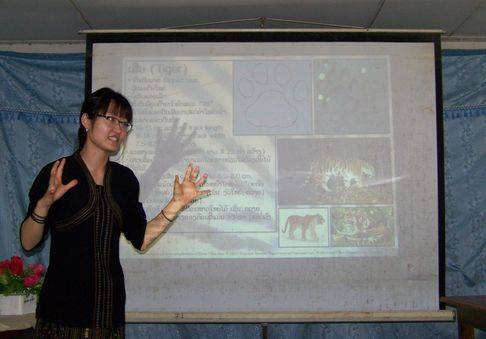 Researcher Lim Jeong-eun, who was pursuing her doctorate in 2010, provides tiger-related training to rangers at the Nam Aet Phu Rui Conservation Area in Laos [DASAN BOOKS]
