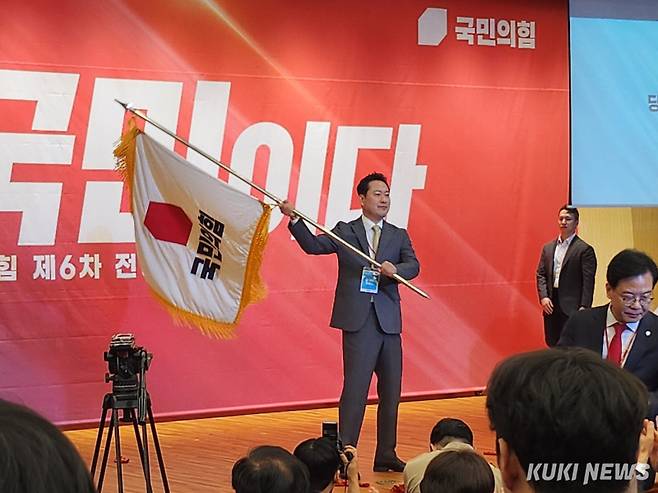 장동혁 국민의힘 신임 대표가 26일 국회 도서관에서 열린 ‘제6차 전당대회’ 결선에서 최종 승리 후 당기를 받아 흔들고 있다. 전재훈 기자