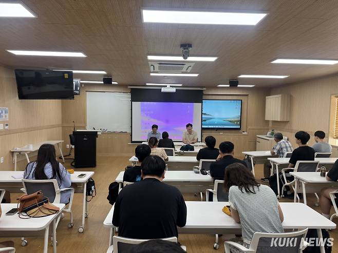 충남도립대학교는 교육환경 개선과 학과 발전 방향을 모색하기 위해 지난 25일 대학 캠퍼스에서 스마트팜학과 학생들과 소통 간담회를 개최했다. &nbsp;
