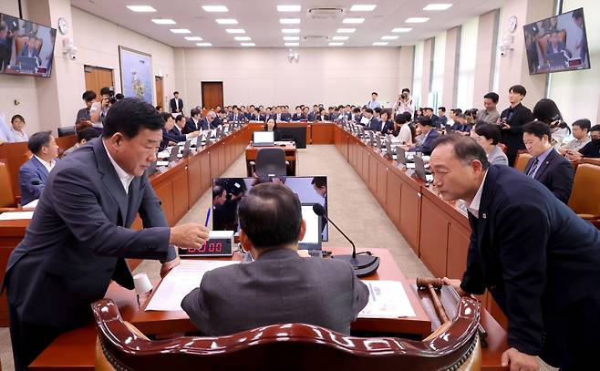 19일 국회에서 열린 산업통상자원중소벤처기업위원회 전체회의에서 이철규 위원장(가운데), 김원이 여당 간사(오른쪽), 박성민 야당 간사(왼쪽)가 올해 초 한전과 한수원이 미국 웨스팅하우스와 맺은 지식재산권 분쟁 종료 합의문 질의와 관련, 회의 순서를 조정하기 위해 대화하고 있다. 연합뉴스