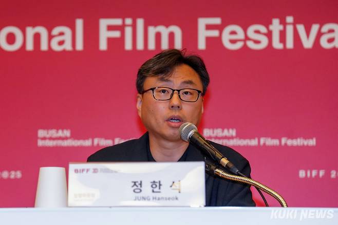 정한석 집행위원장이 26일 서울 남대문로4가 대한상공회의소에서 열린 제30회 부산국제영화제 개최 기자회견에서 취재진의 질문에 답하고 있다. 유희태 기자