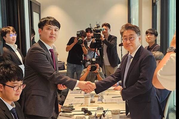 한성존 대한전공의협의회 비상대책위원장(왼쪽)과 김원섭 대한수련병원협회 회장이 간담회 시작 전 악수를 나누고 있다. 이찬종 기자.&nbsp;