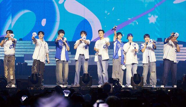 슈퍼주니어가 24일 서울 송파구 올림픽공원 KSPO DOME에서 열린 데뷔 20주년 콘서트 ‘슈퍼쇼10’ 무대에서 응원봉을 들어 보이고 있다. 왼쪽부터 이특, 은혁, 희철, 규현, 시원, 예성, 동해, 려욱, 신동. SM엔터테인먼트 제공