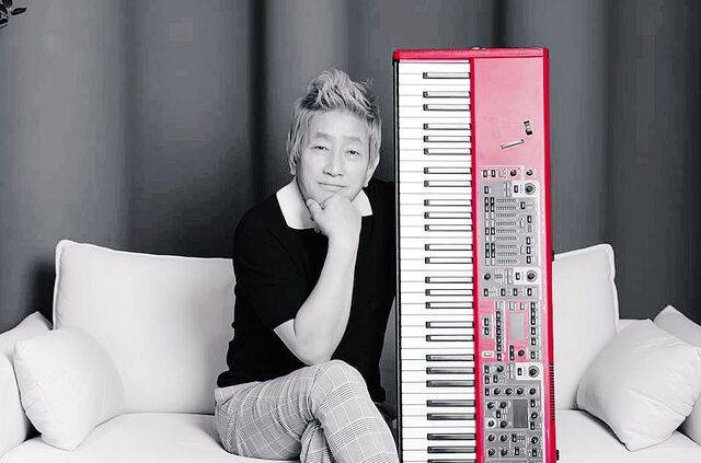 뮤지션 지노박이 2023년 경기도 김포에 있는 개인스튜디오에서 아끼는 키보드를 옆에 두고 앉은 모습.   지노박 제공