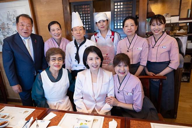 김혜경 여사가 24일 일본 도쿄의 한인 동포가 운영하는 식당에서 오찬 뒤 식당 직원들과 기념촬영을 하고 있다. 연합뉴스