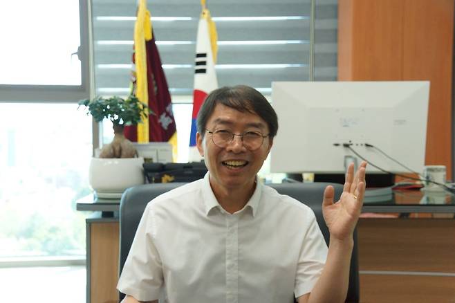장대호 삼성여고 교장이 25일 교장실에서 학교 이념 및 채플 운영에 대해 이야기를 하고 있다. 그는 “채플은 학생들이 억눌린 마음을 풀고 긍정적인 경험을 통해 심신의 안정을 얻는 소중한 기회”라고 말했다.