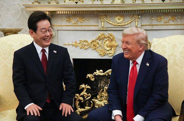 이재명 대통령과 도널드 트럼프 미국 대통령이 25일(현지시간) 미국 워싱턴DC 백악관 오벌 오피스에서 열린 정상회담에서 발언 도중 환하게 웃고 있다. 한·미 정상회담은 공개 회담과 오찬을 포함해 2시간20분 동안 진행됐다. 연합뉴스
