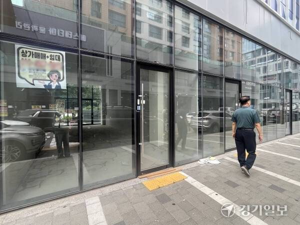인천 송도국제도시 카리스프라자 상가가 줄줄이 비어 있다. 경기일보DB
