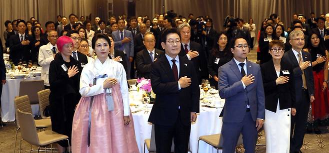 재미동포들과 만찬…앤디 김 상원의원도 참석
이재명 대통령이 24일(현지시간) 미국 워싱턴DC 한 호텔에서 열린 재미동포 만찬 간담회에서 참석자들과 함께 국기에 대한 경례를 하고 있다. 왼쪽부터 김혜경 여사, 이 대통령, 앤디 김 미국 연방 상원의원. 워싱턴 김호영 기자