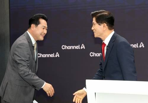 국민의힘 당 대표 선거 결선에 진출한 김문수·장동혁 후보가 23일 서울 채널A 광화문 스튜디오에서 열린 방송토론회에서 인사하고 있다. [국회사진기자단]
