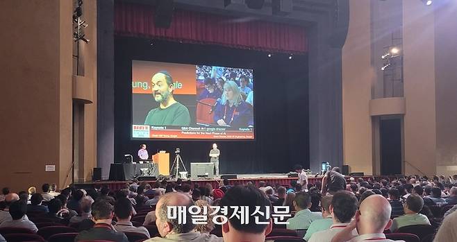 노암 샤지어 구글 제미나이 리더가 25일 스탠퍼드대 강당에서 개최된 ‘핫칩스 2025’에서 청중의 질문에 답하고 있다. [사진=원호섭 기자]