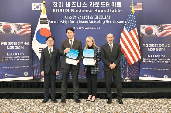 대한항공은미국 워싱턴DC 소재 윌러드 호텔에서 보잉 차세대 고효율 항공기 103대 구매를 위한 양해각서(MOU)를 체결하고 19대 분량의 예비 엔진 구매 및 엔진 정비 서비스 계약도 추진한다고 밝혔다. 김정관 산업통상자원부 장관(왼쪽부터), 조원태 한진그룹 회장, 스테파티 포프 보잉 상용기 부문 사장 겸 최고 경영자, 하워드 러트닉 미국 상무부 장관이 기념 촬영을 하고 있다. [사진 = 대한항공]