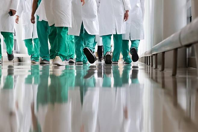 서울 시내 한 의료기관에서 의료진들이 이동하고 있다. [연합뉴스]