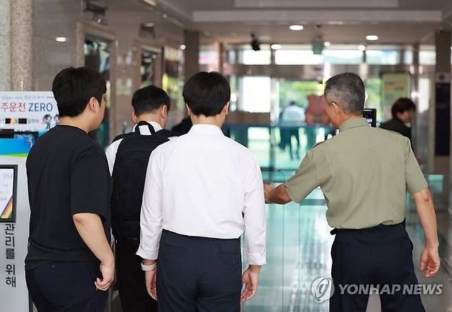 ‘12·3 비상계엄’ 관련 내란·외환 사건을 수사하는 조은석 특별검사팀이 26일 인천시 연수구 송도동 해양경찰청에서 압수수색에 나선 가운데 관계자들이 청사 안으로 들어가고 있다. [사진출처=연합뉴스]