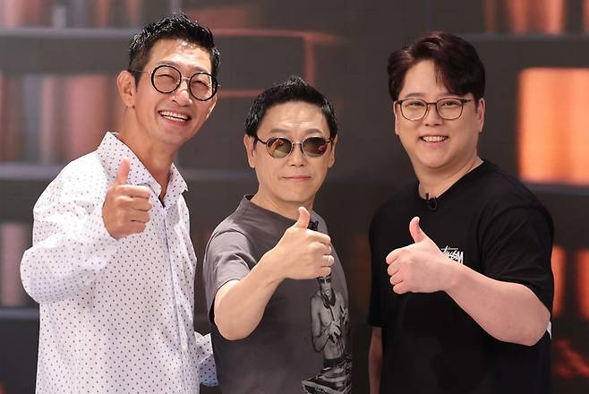 DJ DOC 김창열과 ‘DJ처리’ 신철, 작곡가 김경도(왼쪽부터)가 유튜브 채널 지식전파사에 출연해 AI를 활용한 신곡 제작 과정을 소개하고 있다. <한주형 기자>
