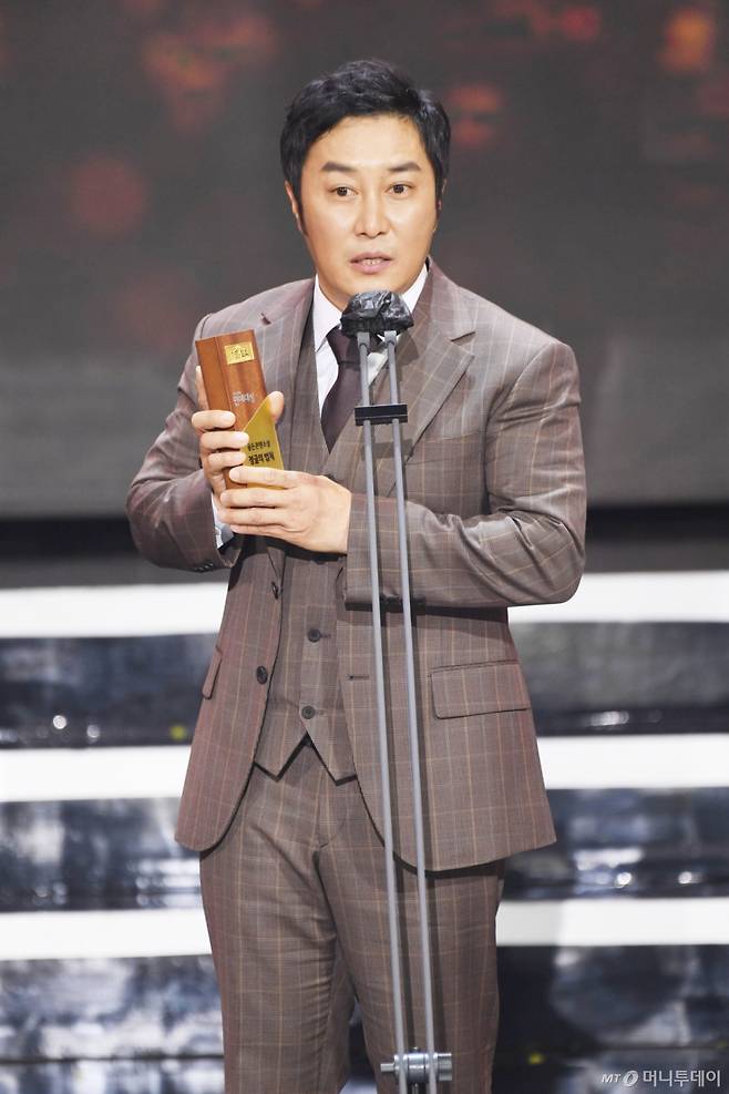개그맨 김병만이 19일 오후 서울 마포구 상암동 SBS프리즘타워에서 열린 '2020 SBS 연예대상'에서 골든 콘텐츠상을 수상한 뒤 소감을 말하고 있다. / 사진제공 = SBS