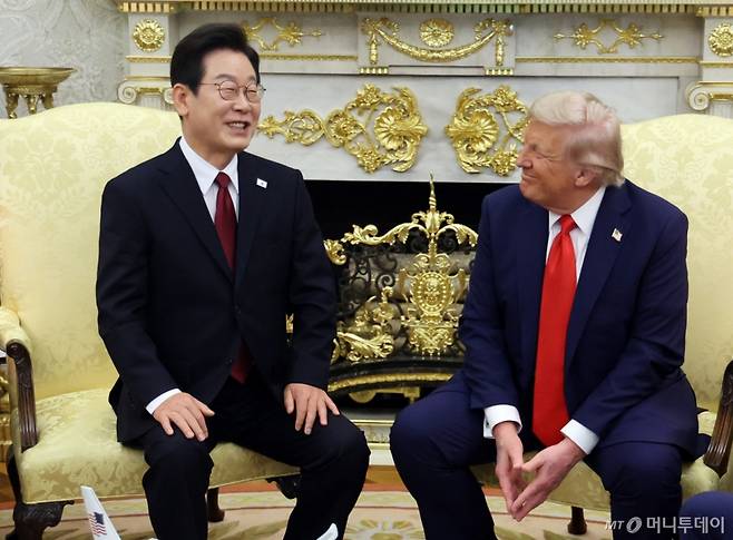 [워싱턴=뉴시스] 고범준 기자 = 이재명 대통령과 도널드 트럼프 미국 대통령이 25일(현지 시간) 미국 워싱턴DC 백악관에서 한미 정상회담을 하고 있다. 2025.08.26. bjko@newsis.com /사진=고범준