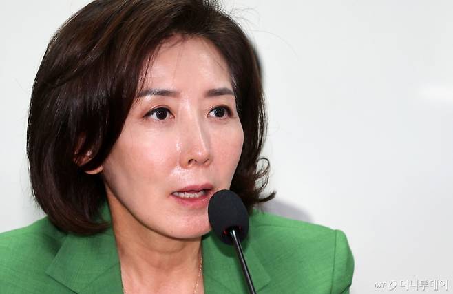 [서울=뉴시스] 김명년 기자 = 나경원 국민의힘 의원이 12일 오후 서울 여의도 국회 의원회관에서 열린 '응급의료체계 소생을 위한 정책토론회'에서 발제하고 있다. 2025.08.12. kmn@newsis.com /사진=김명년